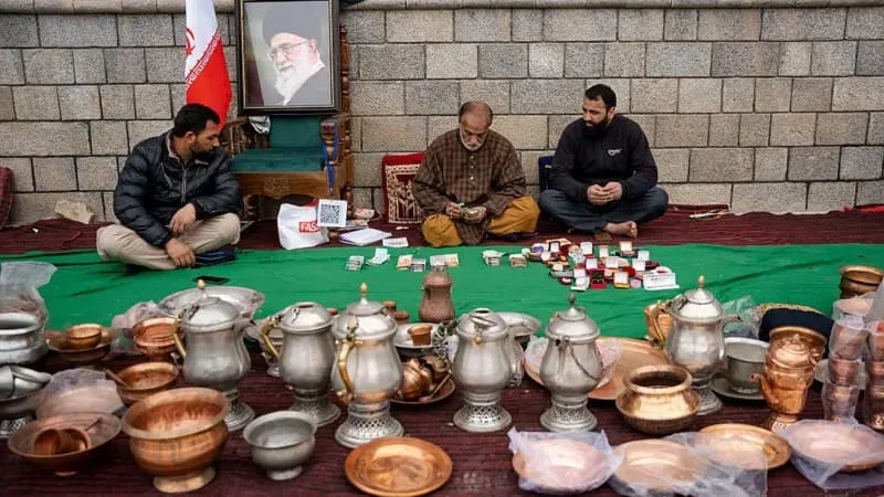 ইরানিদের জন্য গয়না-বাসনপত্রের মতো সাহায্য কেন তুলছে ভারতীয়রা